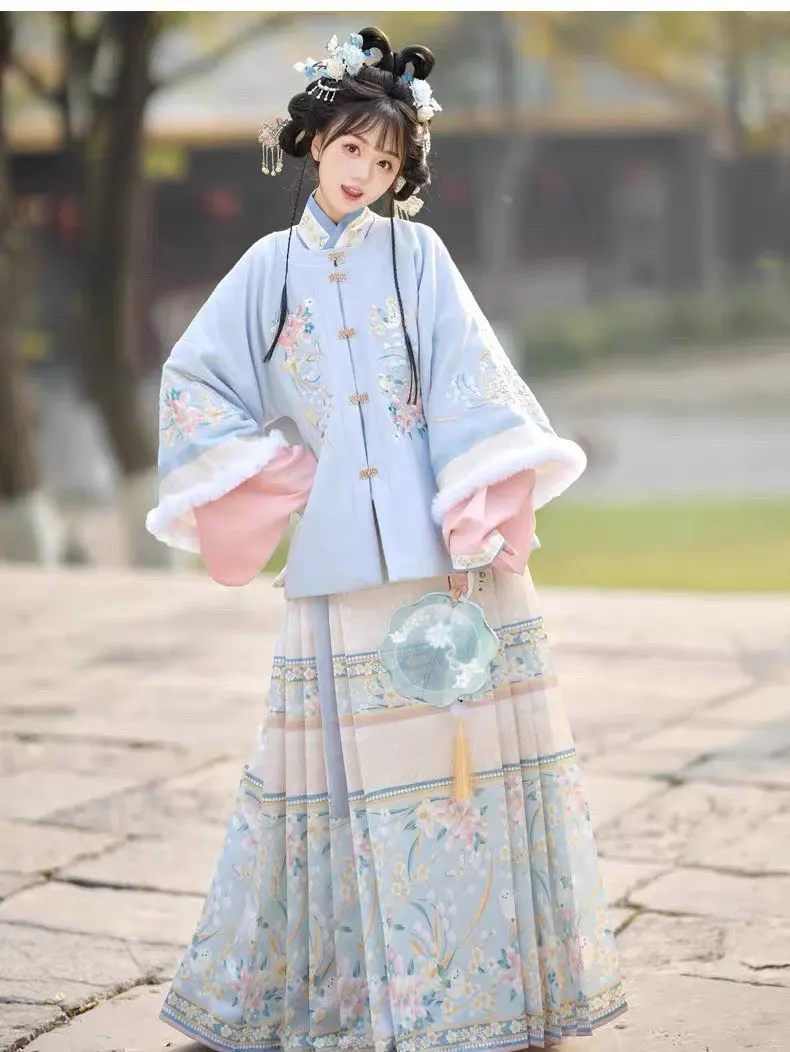 عيد الميلاد زي المرأة الشتاء سميكة الأزرق المطرزة Hanfu الدعاوى الإناث السنة الصينية الجديدة زي حفلة الزي