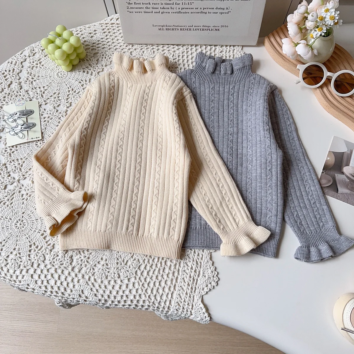 

Новый зимний свитер для маленьких девочек с рюшами и воротником, однотонный трикотаж для маленьких девочек, универсальные утепленные пуловеры для маленьких девочек