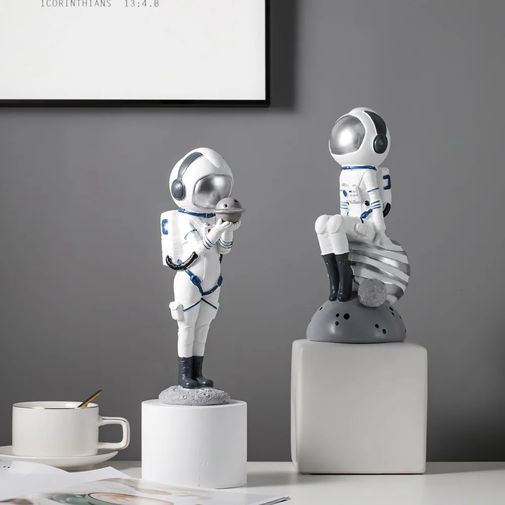 Fashion Creative Astronaut Figurines Resin Spacewoman Ornaments Modern Home Living Room Kids Bedroom Decor Craft Gift Pen Holder