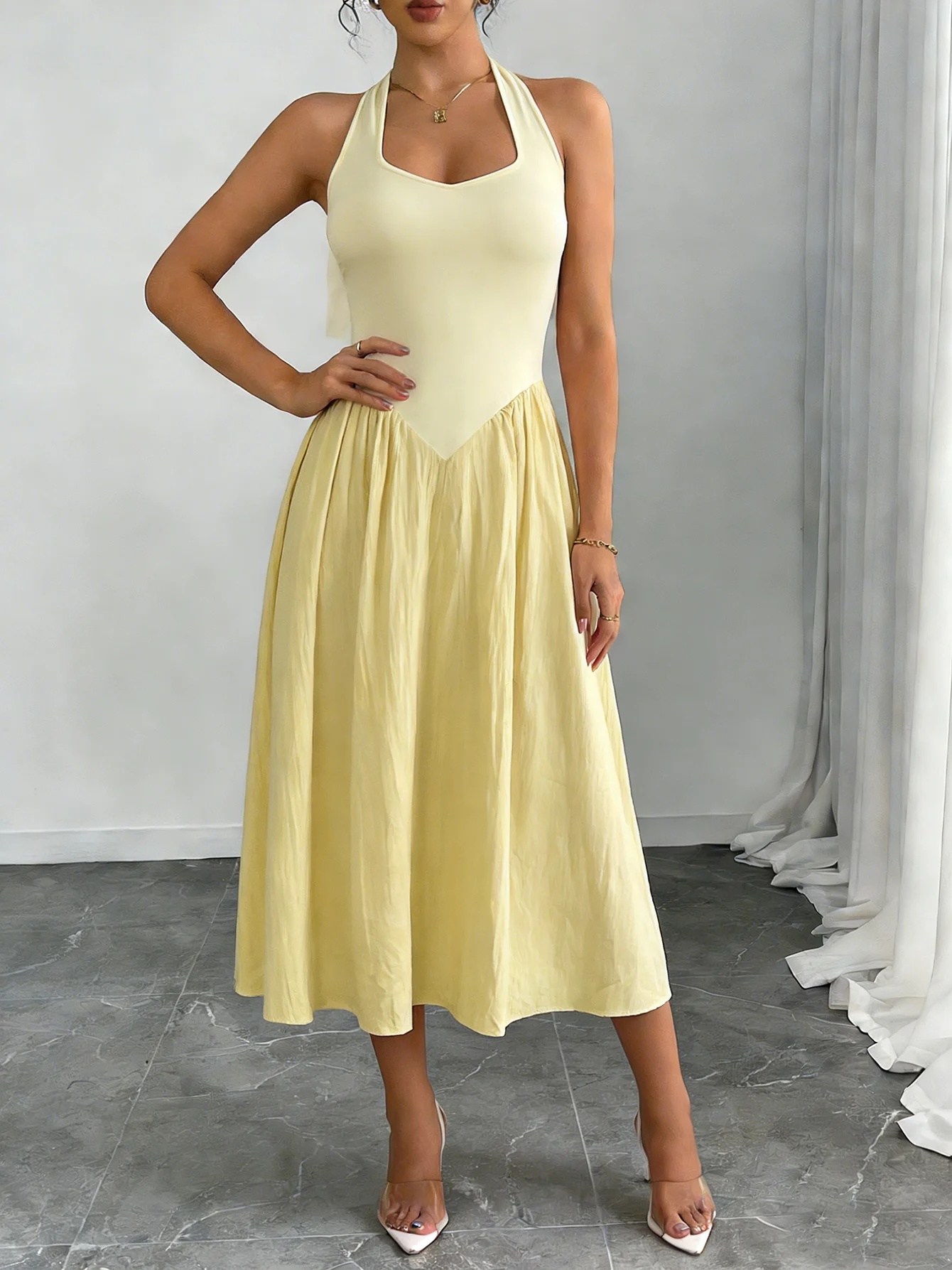 Elegantes hellgelbes Neckholder-Midikleid mit herzförmigem Ausschnitt und Rückenbindung, fließendes Kleid, für Hochzeitsgäste, Verabredungen, Partys und besondere Anlässe.