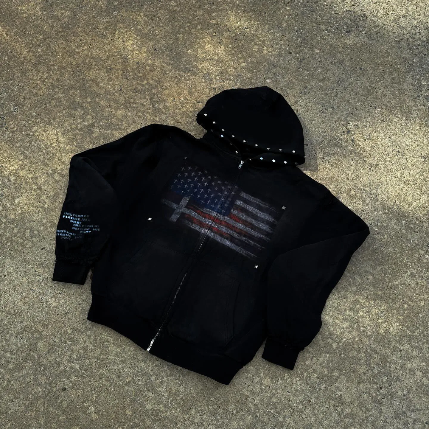 Amerikanische Street-Retro-Jacke mit Union-Jack-Print, schwarzer lockerer Nietenhut mit minimalistischem Design, Y2K-Sweatshirt-Jacke mit Reißverschluss. – Detail 3