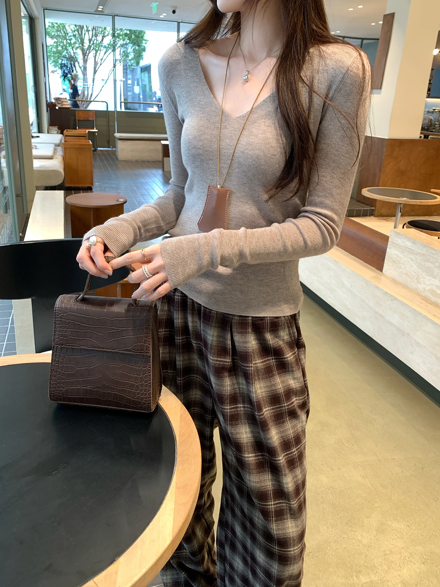 

Корейский мягкий вязаный свитер с V-образным вырезом и длинными рукавами для женщин, новинка 2026 года, весна-осень, базовый топ, облегающий крой, повседневный стиль