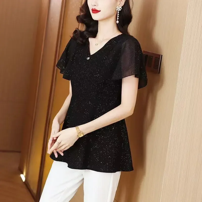 Damska nowa letnia koszulka z krótkim rękawem, czarna, z dekoltem w serek, modna, uniwersalna, w stylu dla mamy.