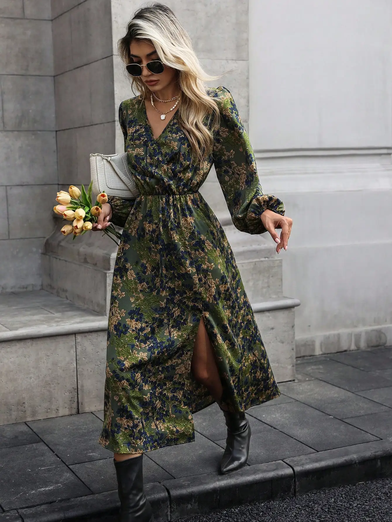 

Женское макси-платье с V-образным вырезом, цветочным принтом, рукавами-фонариками и боковым разрезом для осенних отпусков