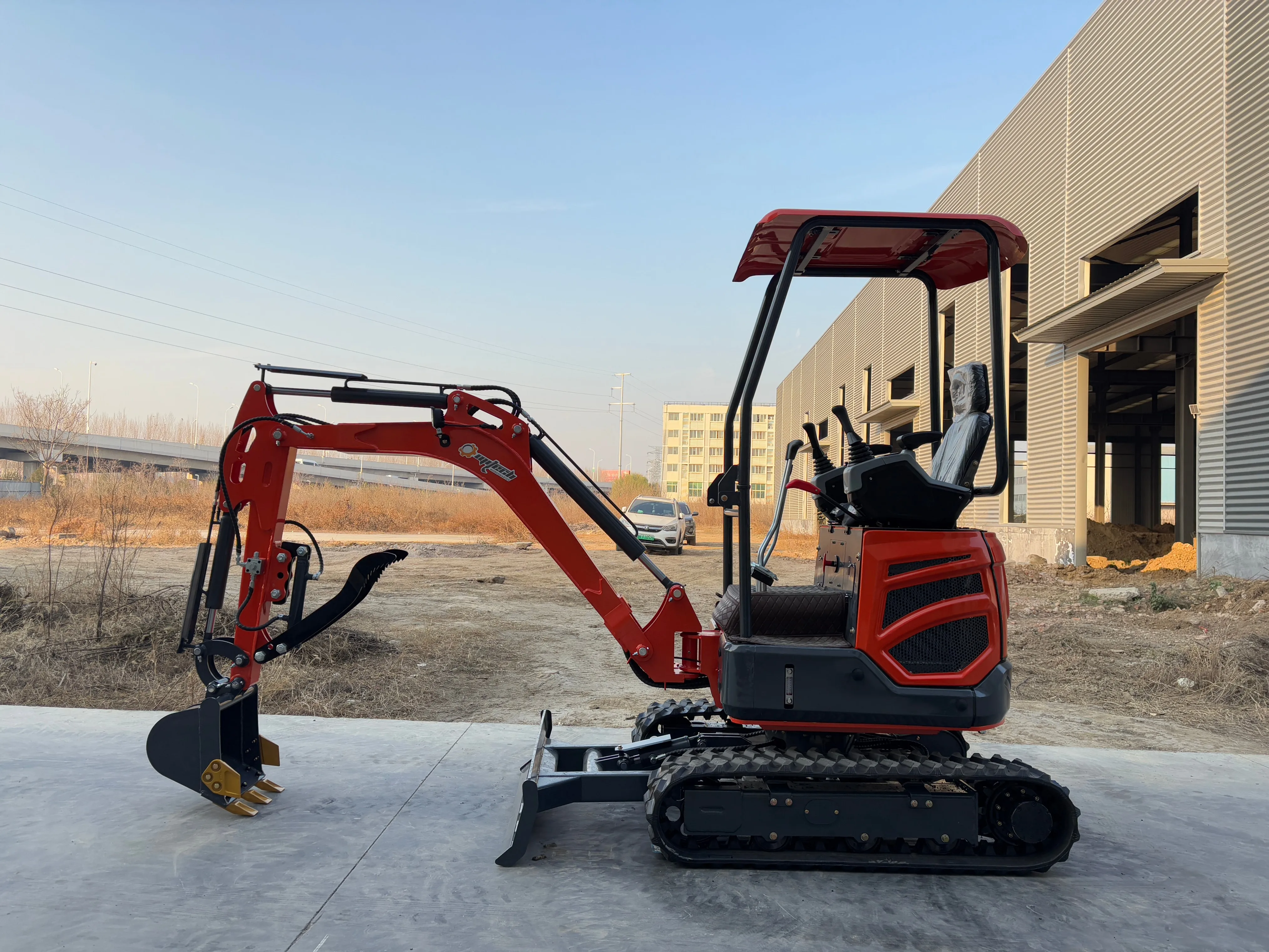 

Фермерский мини-экскаватор OMI T18: настраиваемый поворотный рычаг и высокоэффективная гидравлическая система