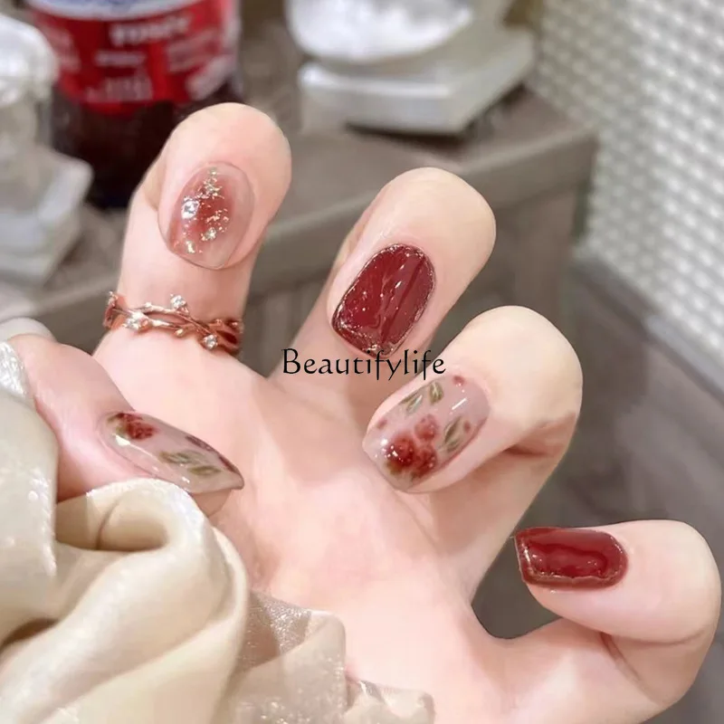 

Atmospheric manicure rose red gold foil smudged fake nails ice transparent jujube red wearing armor