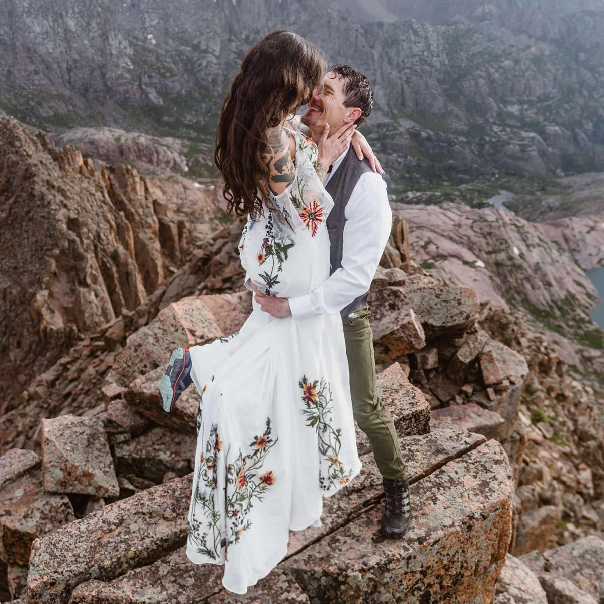 取り外し可能なドロップスリーブ、マルチカラーのブライダルドレス、スパゲッティストラップ、カスタム刺繍レースシフォン、バックレスのウェディングドレス