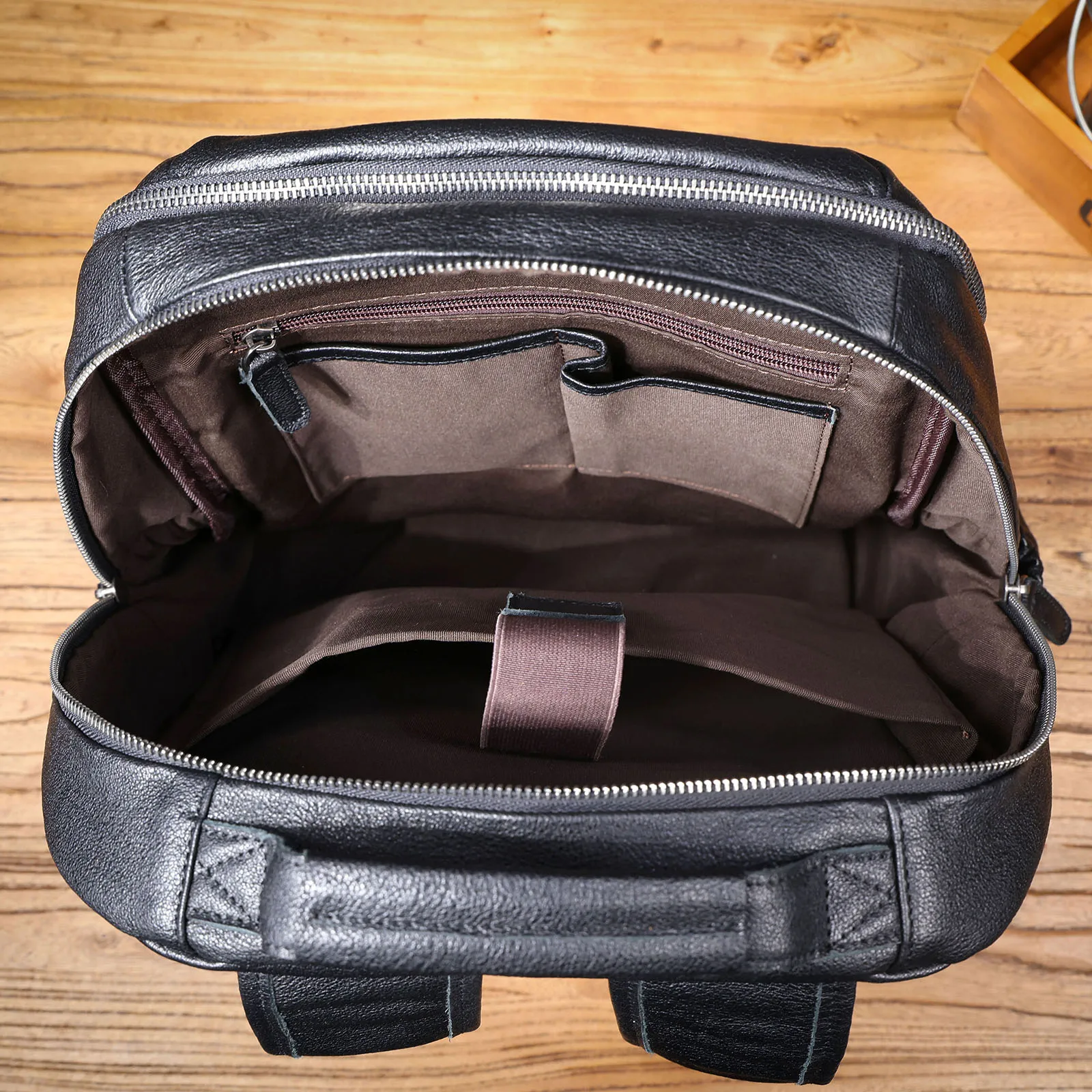 Lässiger Echtleder-Rucksack für Herren, Laptop-Tasche für Männer, Reisetasche aus hochwertigem Rindsleder, modischer Preppy-Stil. – Detail 15