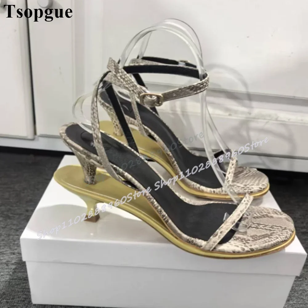 Einzigartige gemischte schmale Streifen flache Sandalen seltsamer Stil Absatz Damenschuhe Knöchelschnalle Riemen offene Zehen stilvolle Party Damen Sandalen