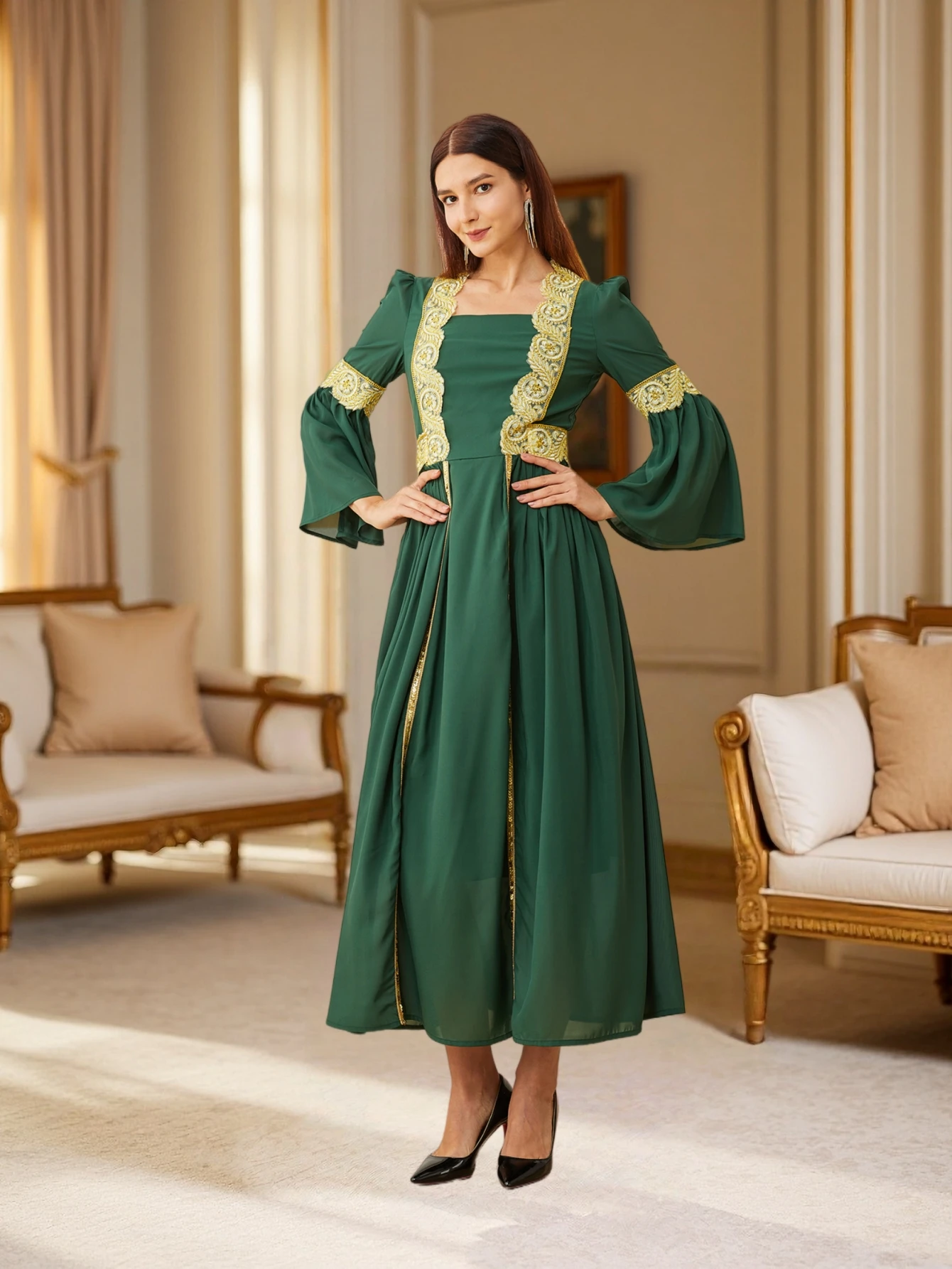 Vintage-Kleid aus Smaragd-Chiffon im Court-Stil mit goldener Stickerei, quadratischem Ausschnitt, Glockenärmeln, tailliertes Fit-and-Flare-Bankettkleid