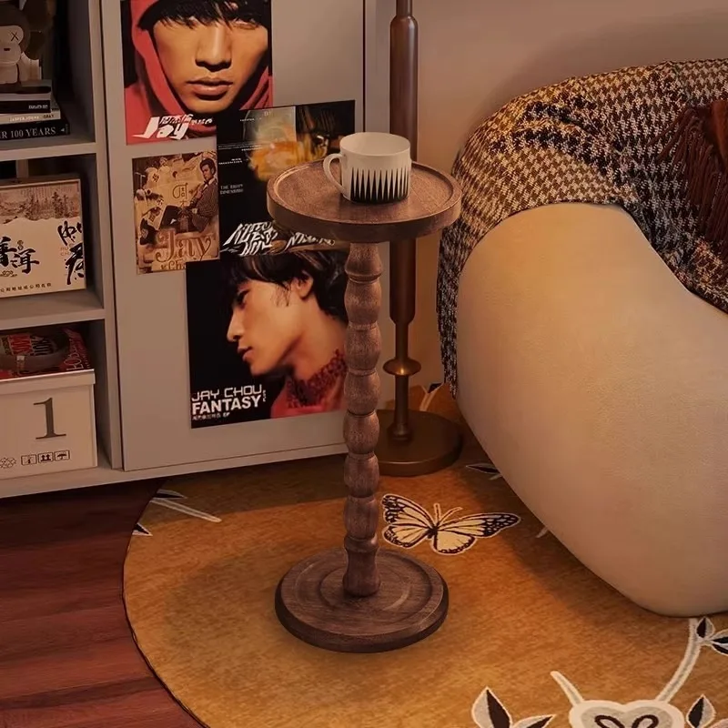 

Несколько небольших круглых столов с боковыми стенками из массива дерева в ретро-стиле и легком роскошном американском стиле средневековья.