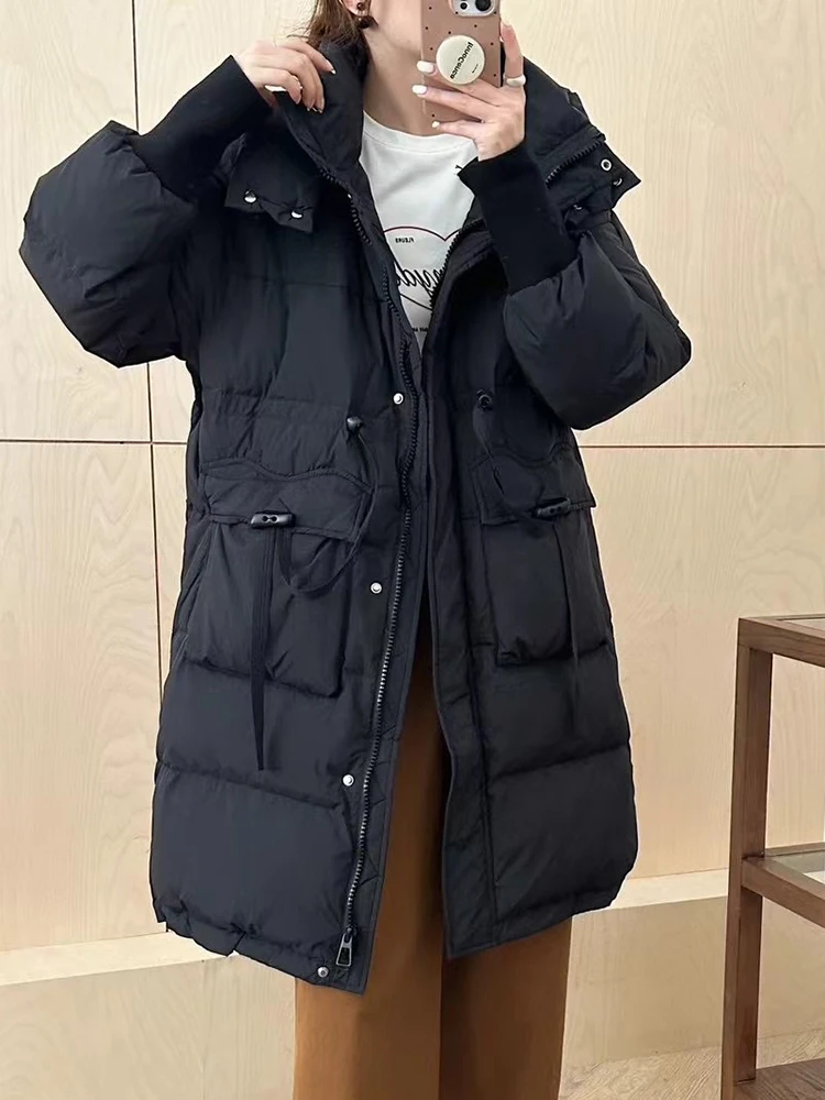 Chaqueta de plumón de pato blanco a la moda para mujer en invierno 2025, nueva chaqueta cincined de cintura versátil de color sólido de estilo medio a largo