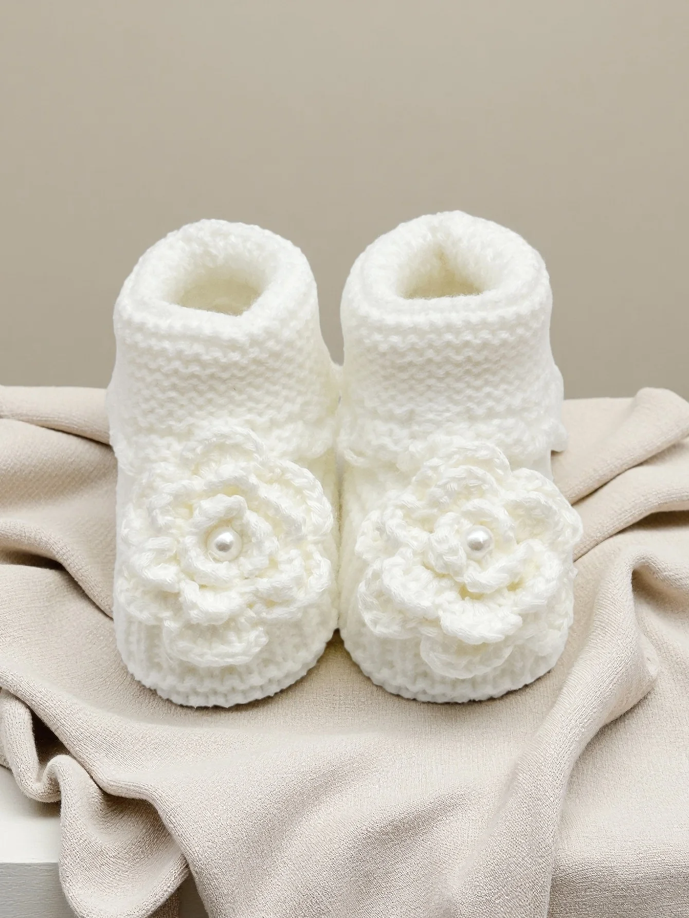 زوج واحد من أحذية الأطفال المصنوعة يدويًا من الكروشيه مع زهرة بيضاء، أحذية لحديثي الولادة منسوجة ناعمة بتفاصيل لؤلؤية #4