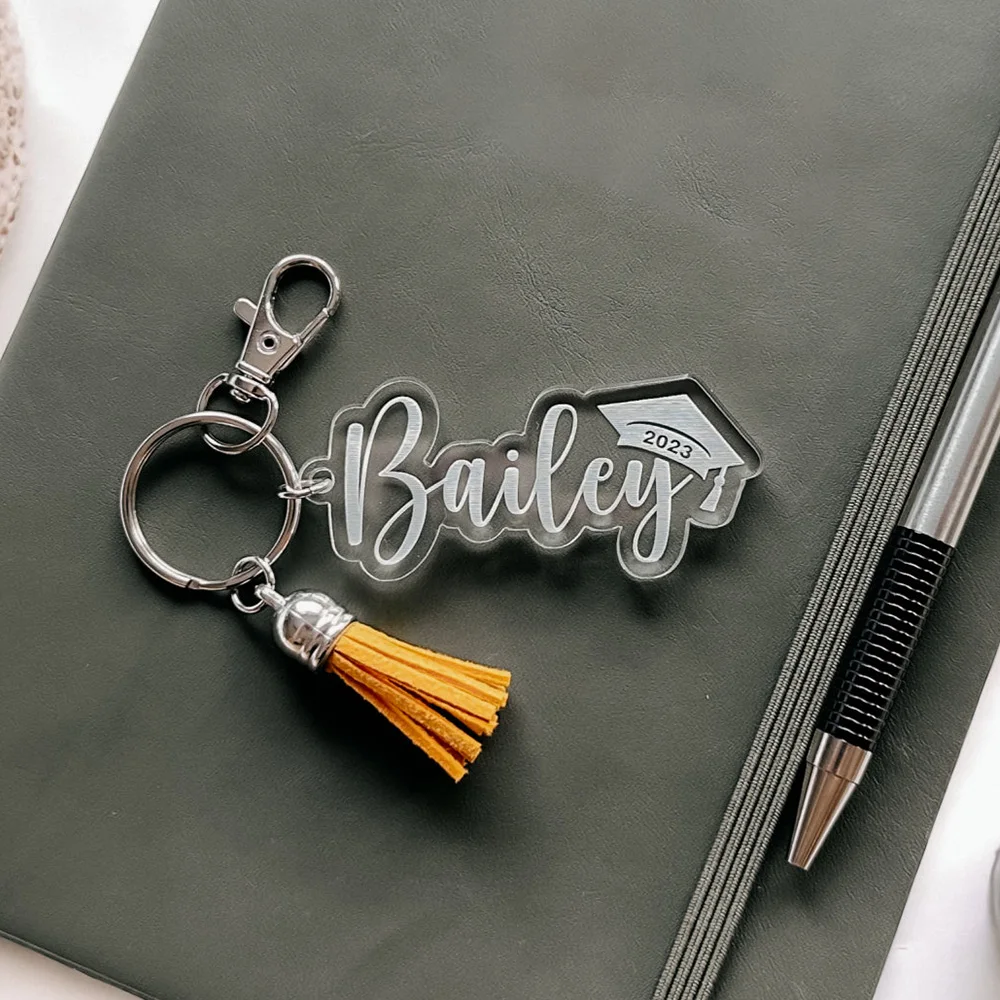 قطعة واحدة من سلسلة مفاتيح PMMA المخصصة - اسم وسنة محفورة شخصية، DIY، منقوشة بالليزر، ملحق مثالي للاستخدام اليومي وخريج لا يُنسى