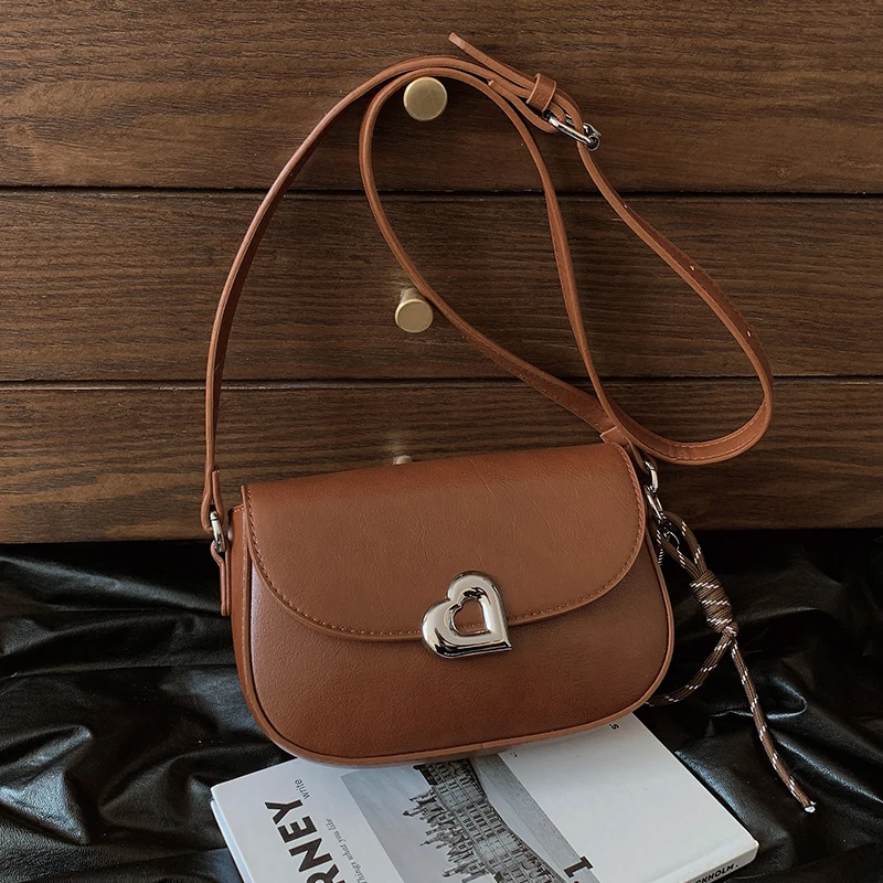 

Милая сумка через плечо с пряжкой в форме сердца для женщин, сумка из искусственной кожи в стиле ретро, зимняя сумка с клапаном, дорожная сумка, дизайнерская сумка на плечо с седлом