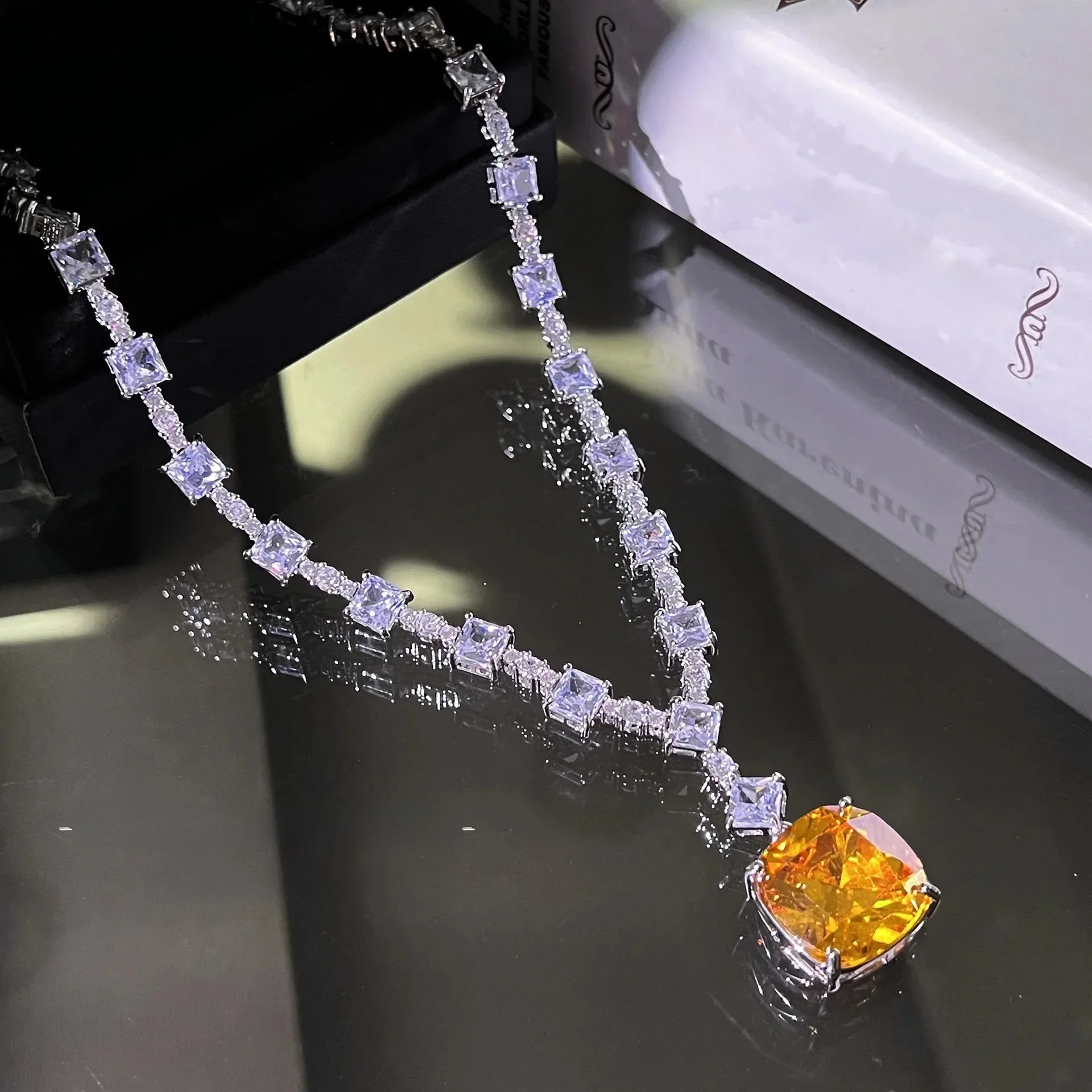 Hochwertiger Luxusschmuck - Zirkon und gelbe Diamanten. Hochzeitsaccessoire Halskette. Schmuck für das Brautkleid. – Detail 2
