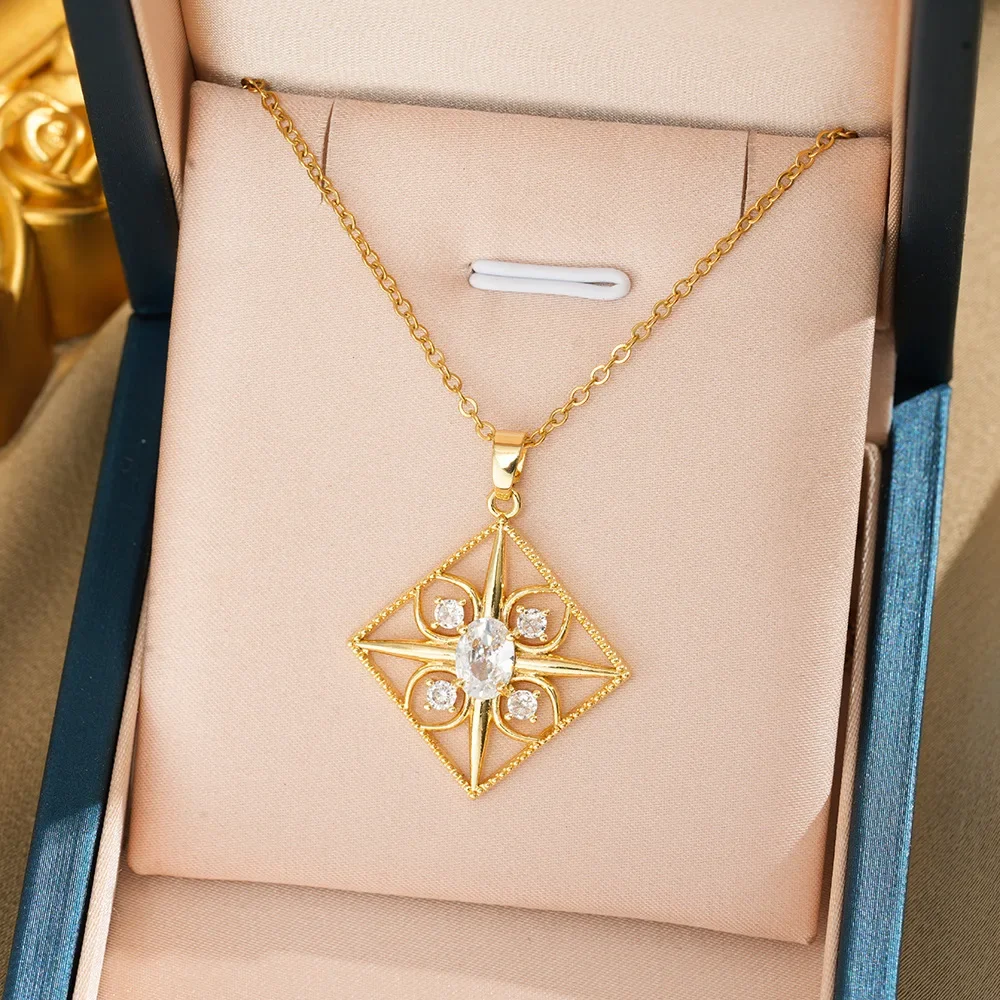 

A light luxury and elegant ladies' jewelry - a gold hexagonal ladies' necklace set with natural emeralds