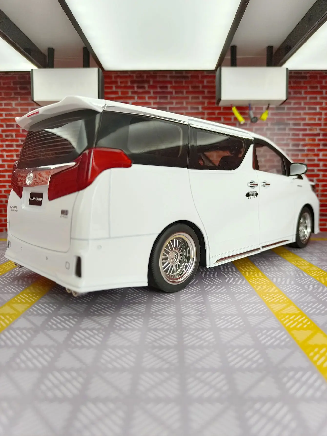 1: 18 Simulation 2023 Alphard Alloy Car Model MPV Luxury Business Vehicle Model Electric Door Opening Toy