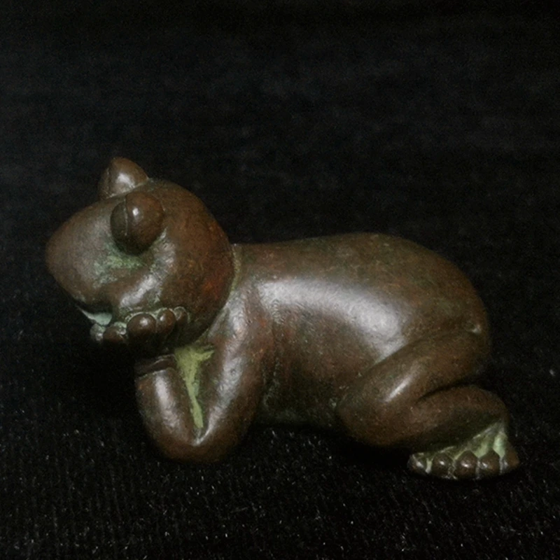 YIZHU CULTUER ART  Size 4.5 x 4 cm Old Chinese Bronze Carving Lovely Frog Statue Paperweight Family Decoration Gift Collection