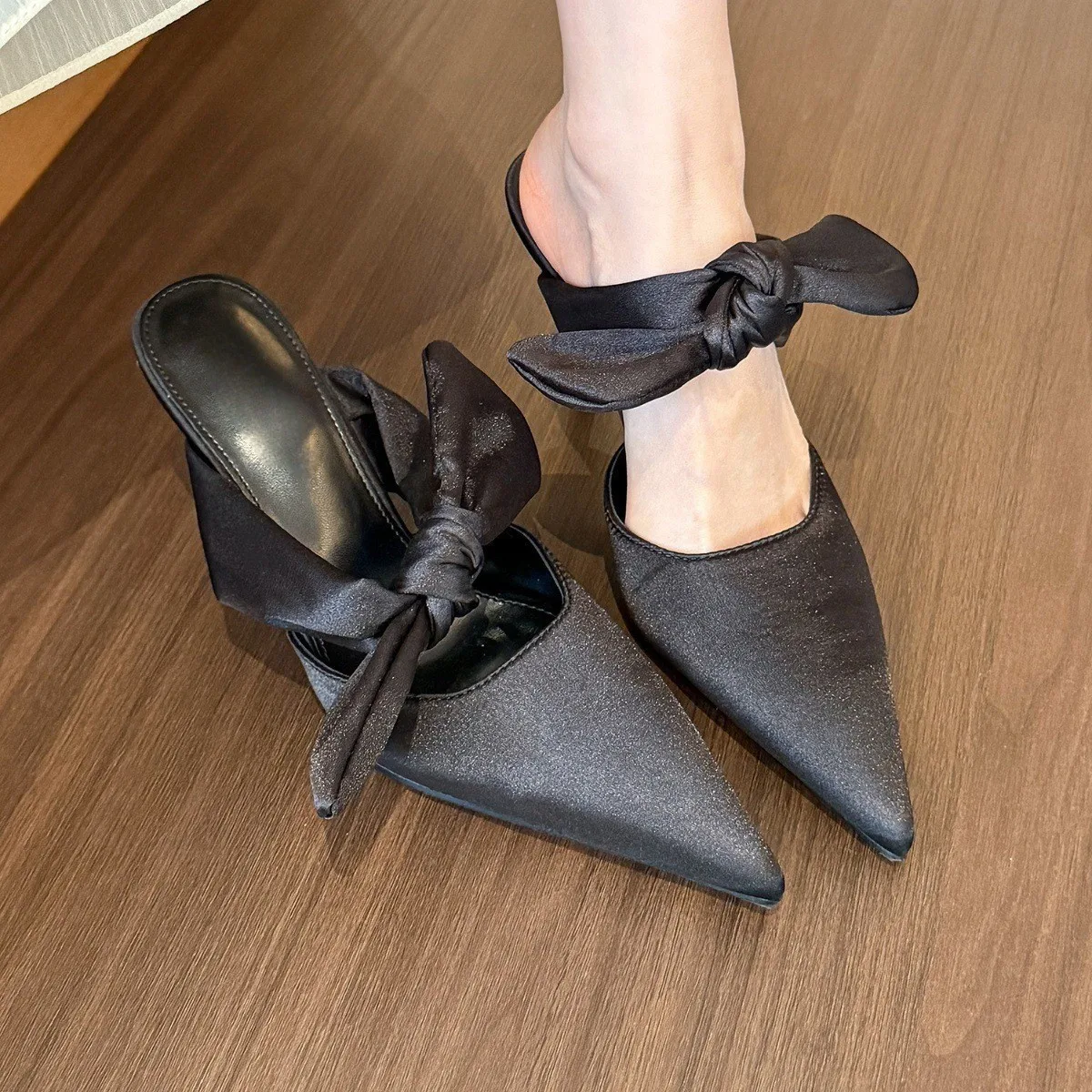 حذاء نسائي أنيق مدبب - حذاء بمقدمة كبيرة مع فيونكة كبيرة - مثالي للمناسبات الرسمية والشبه