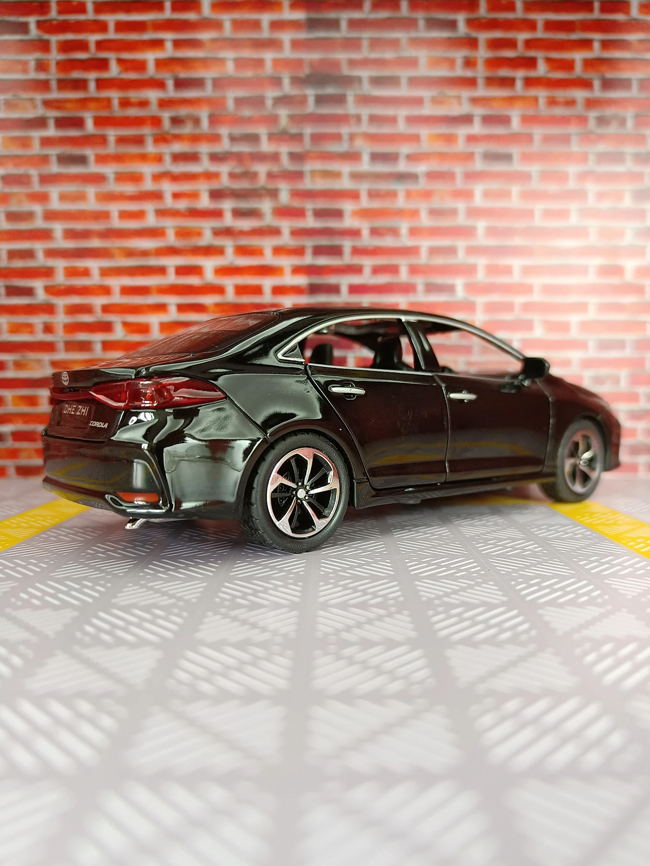 Modelo de coche de aleación Corolla 1:32, puertas y capó de motor, el maletero se puede abrir como regalo de cumpleaños para amigos