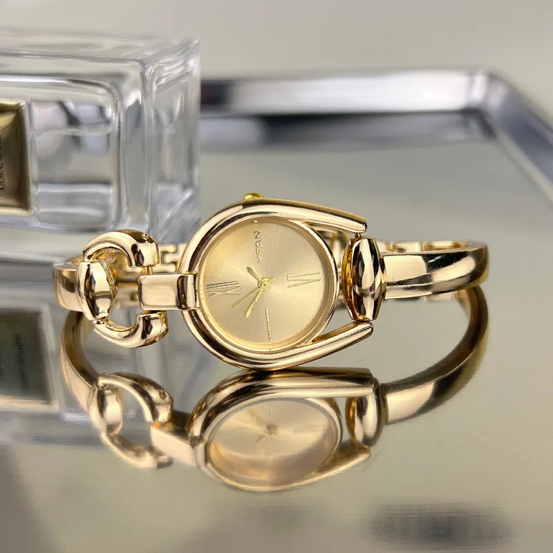 Vintage Casual Fashionable Button Design Bracelet Quartz Watch for Ladies Daily Wear Office Party