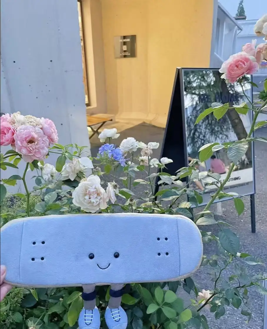 Verão novo simulado skate boneca brinquedo de pelúcia dos desenhos animados anime bonito travesseiro presente aniversário das crianças diversão boneca