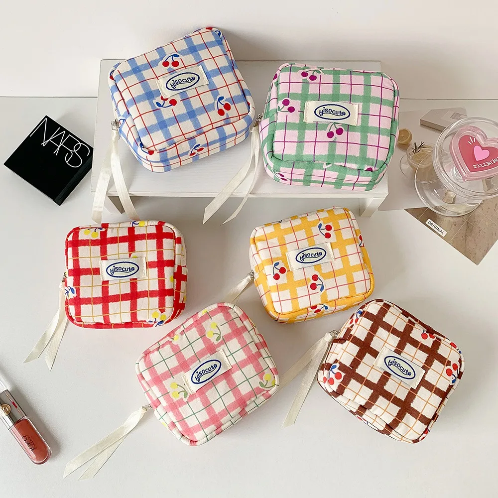 Koreanische Version der großen, karierten Kosmetiktasche, hochwertige kleine Kirsch-Damenbinde-Tasche, tragbare Mini-Aufbewahrungstasche, Bluetooth-Headset B – Detail 13