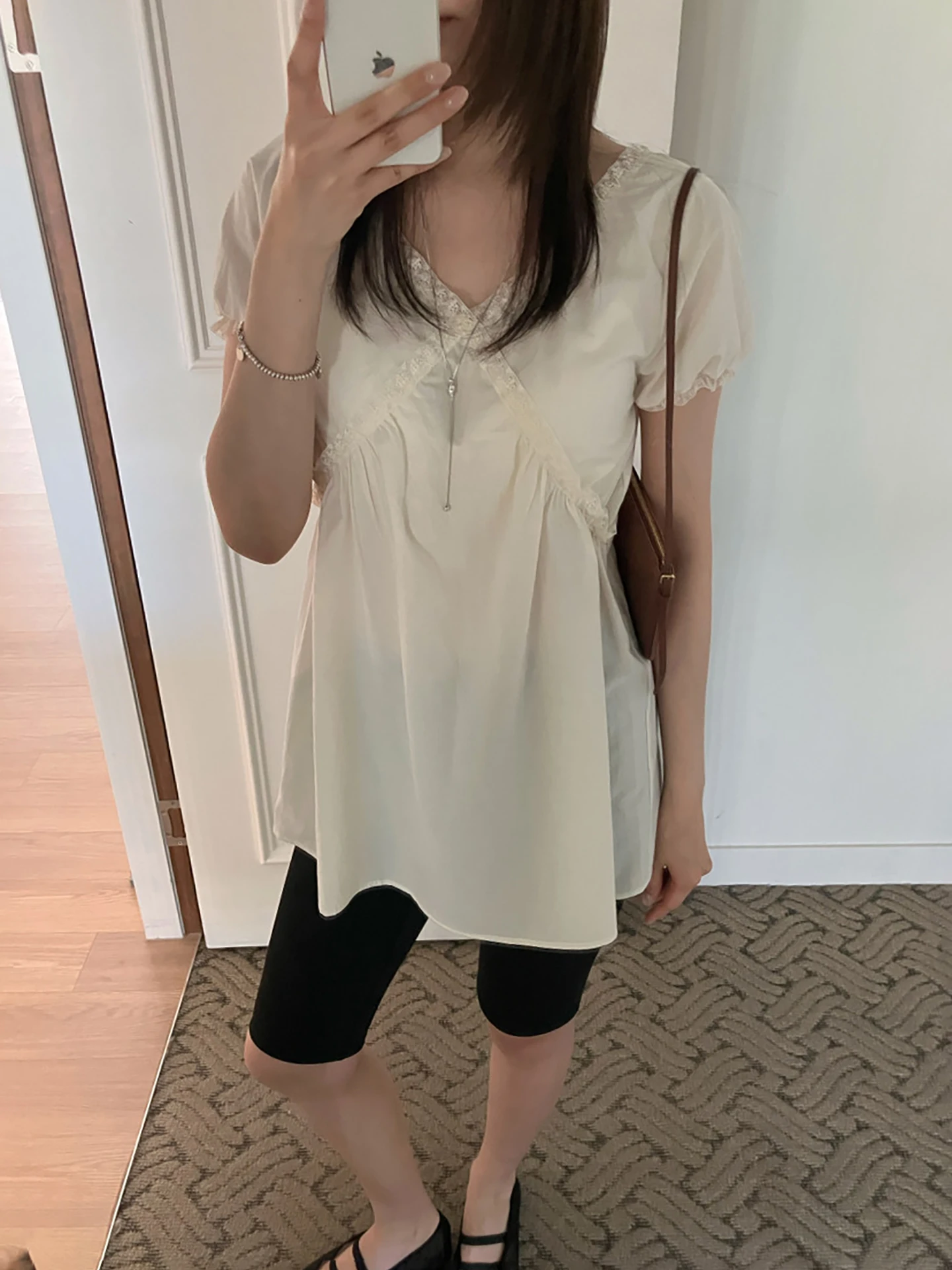 

Retro Elegant Cross Lace Trim V-neck Bubble Sleeve Shirt Women's Beautiful Top Casual Style Polyester Fiber Short Sleeve
