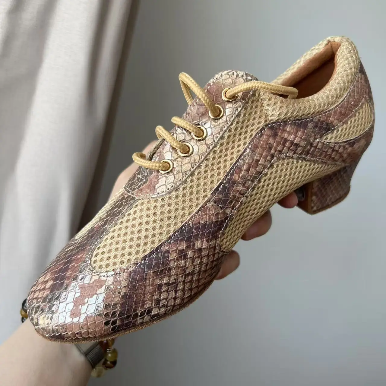 

Профессиональная женская обувь для латинских танцев, бальные туфли на мягкой подошве с сеткой, женская обувь для танго, джаза, сальсы, женские нескользящие танцевальные кроссовки