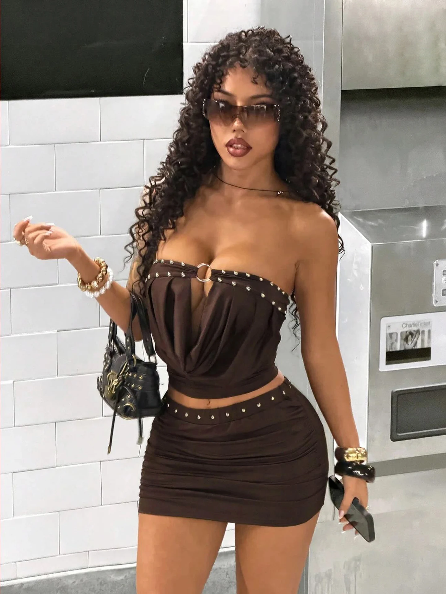 Ensemble 2 pièces Kliou avec rivets décoratifs : Débardeur dos nu en métal patchwork et mini-jupe moulante – Tenue sexy et tendance pour femme