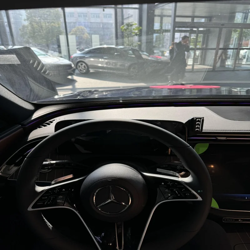 حامل هاتف السيارة لمرسيدس بنز E Class W214 2024 2025 عرض الوسائط المتعددة كتيفة ثابتة حامل الهاتف شحن لاسلكي