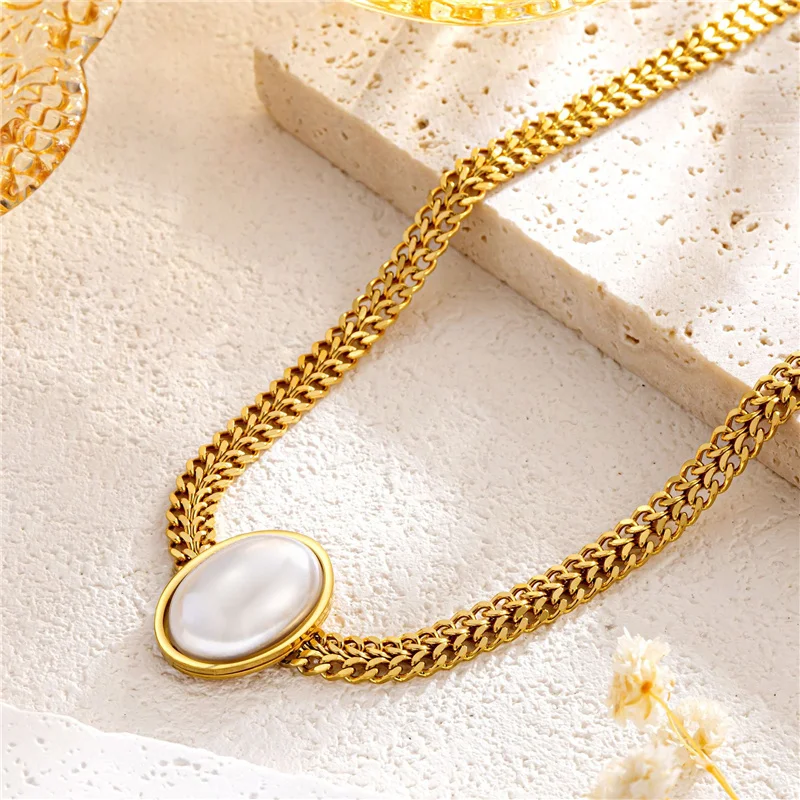 مجموعة مجوهرات أنيقة من الفولاذ المقاوم للصدأ مطلية بالذهب: قلادة سلسلة وأقراط وخاتم مع الأم - ترصيع اللؤلؤ