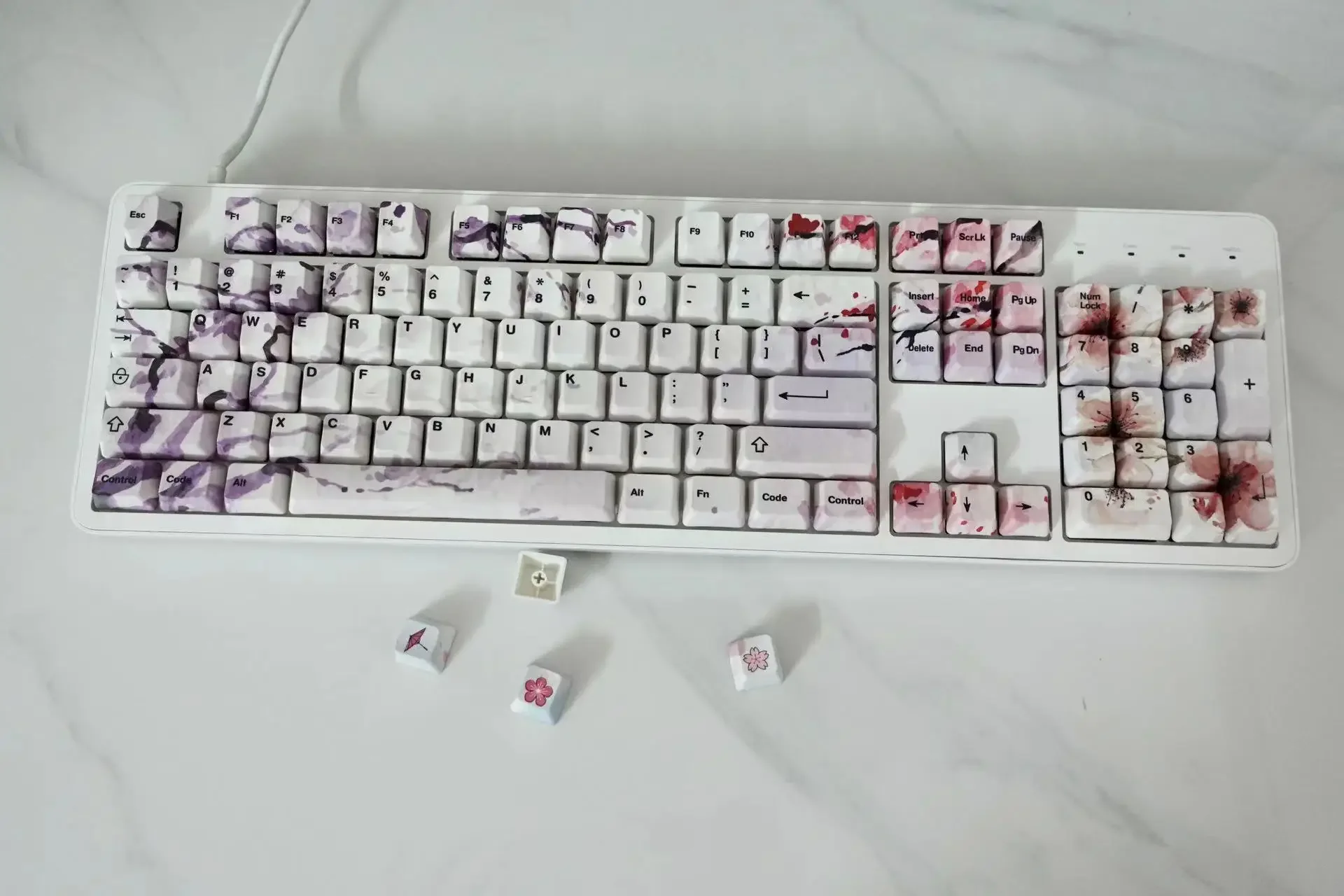 

Fallen Sakura Hot Sublimation Keycap OEM Height Adaptation 61 87104108 Cross Shaft Core Keyboard