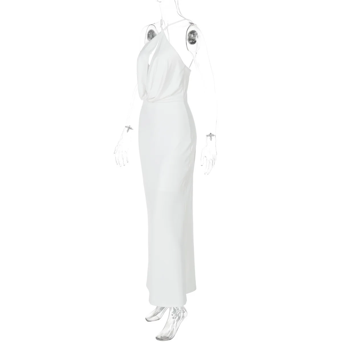 夏の新作ファッション、背中が大きく開いたホルターネックキャミワンピース。女性らしいエレガントな雰囲気のスタイル。