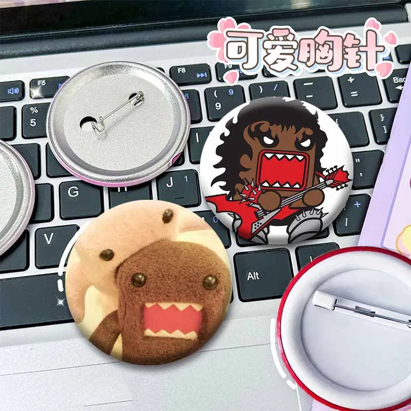 مضحك أنا أحب دومو القط بروش لطيف الكرتون شخصية المينا دبوس شارة مجوهرات إبداعية على ظهره الملابس والاكسسوارات هدية عيد الميلاد