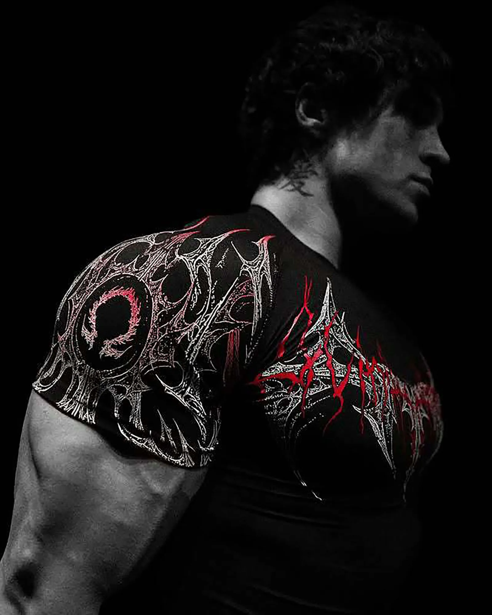 تي شيرت رياضي للرجال مطبوع عليه قوطي داكن تي شيرت عضلات عالي المرونة وسريع الجفاف للتدريب على كمال الأجسام صيف 2025