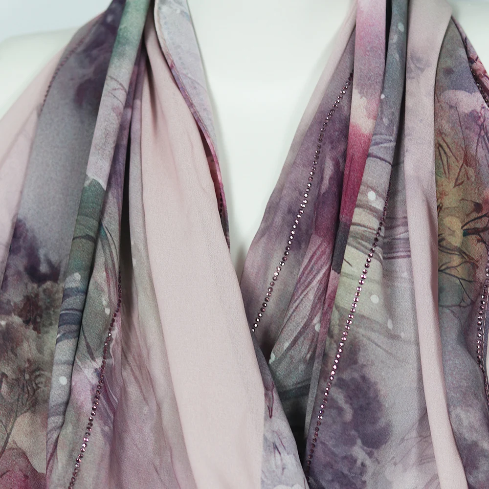 Luxuriöser Hijab mit Strassbesatz, rosa Aquarell-Berg-Design auf weichem Chiffon, butterweicher Kopfbedeckung ​