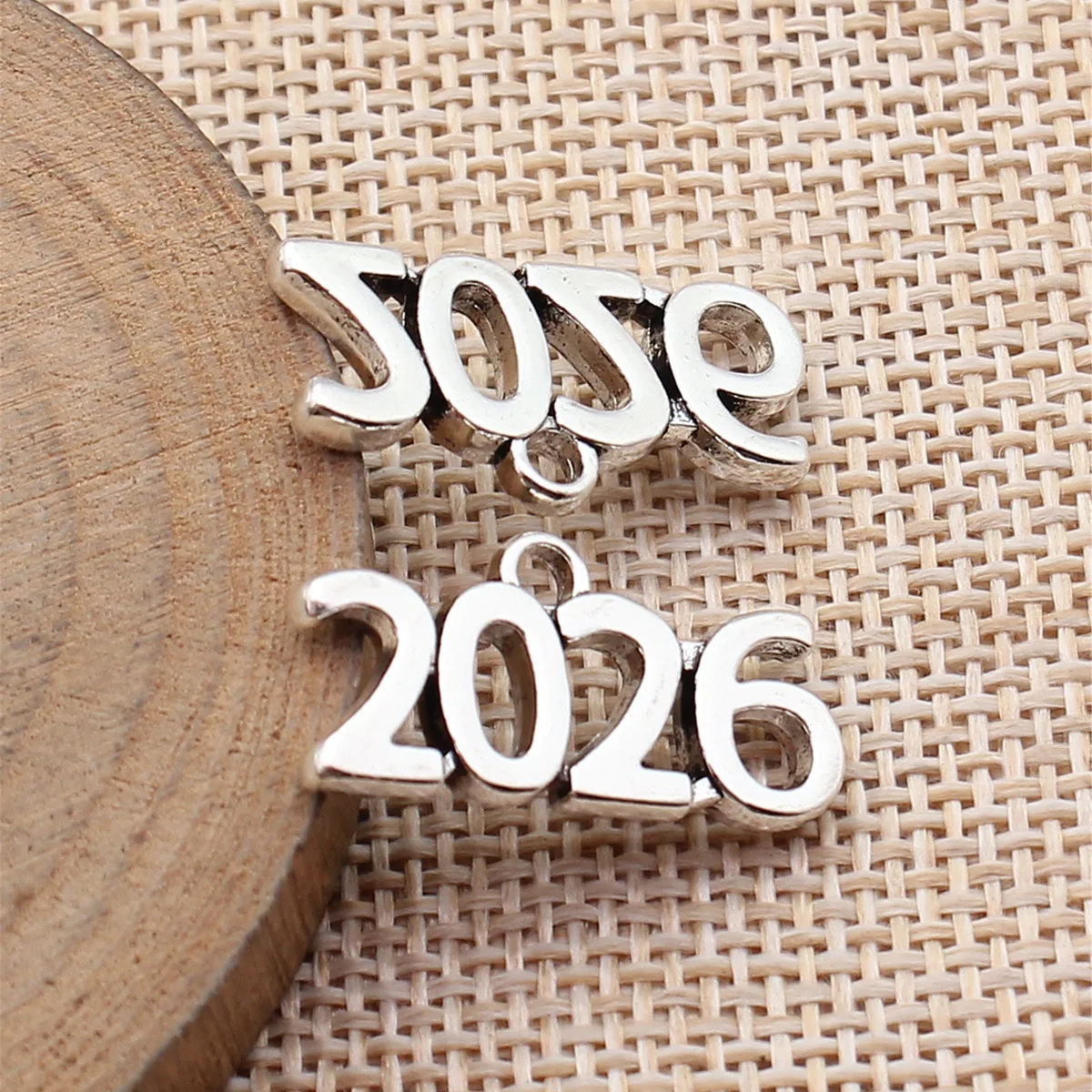 

20 шт. 25x12 мм (0,98x0,47 дюйма) подвески-шармы цвета античного серебра с надписью «2026» для изготовления ювелирных изделий своими руками