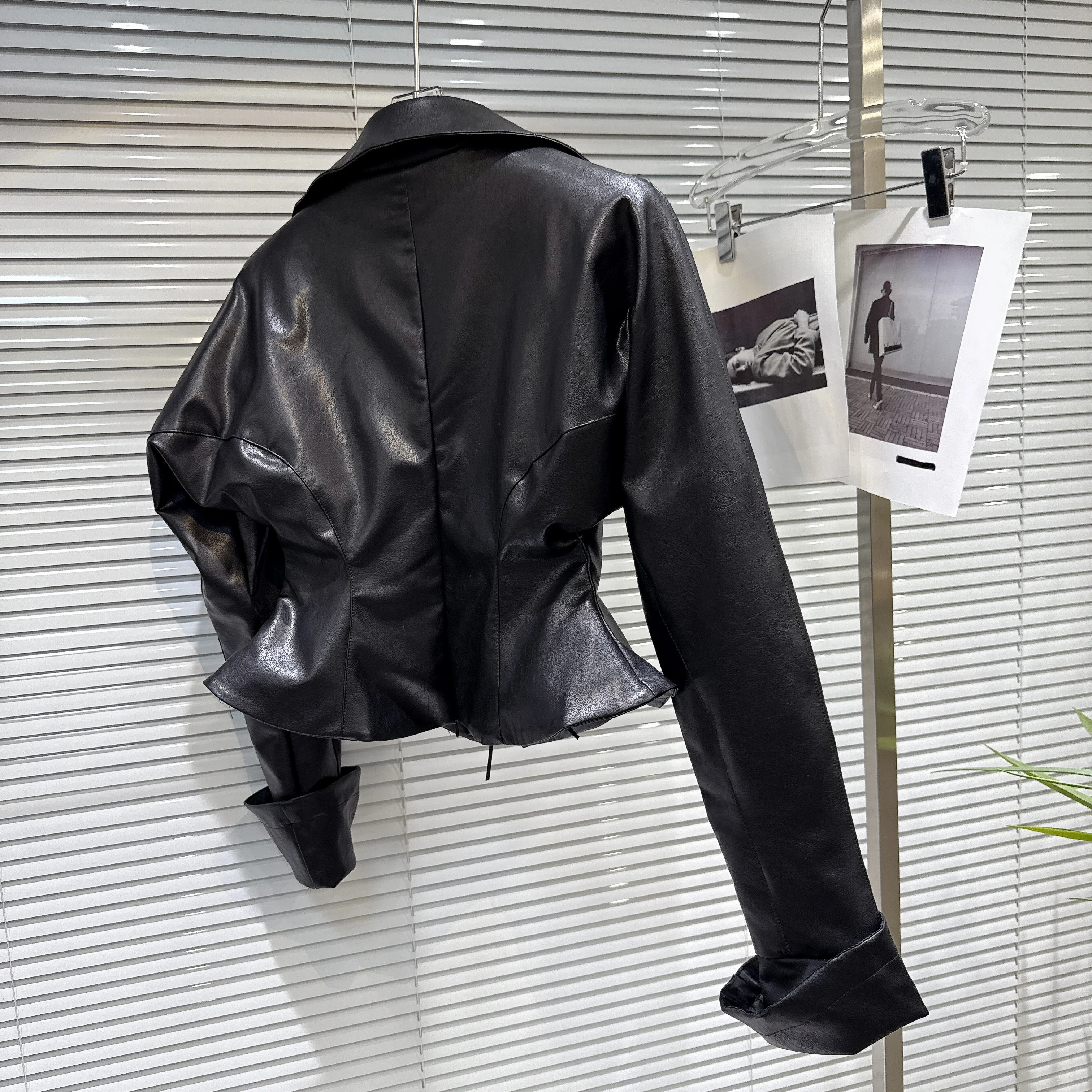 2025 شتاء جديد عصري فتاة ساخنة الخامس الرقبة بدوره إلى أسفل طوق التعادل تصميم الخصر مقصوص بولي Leather قميص سترة للسيدات