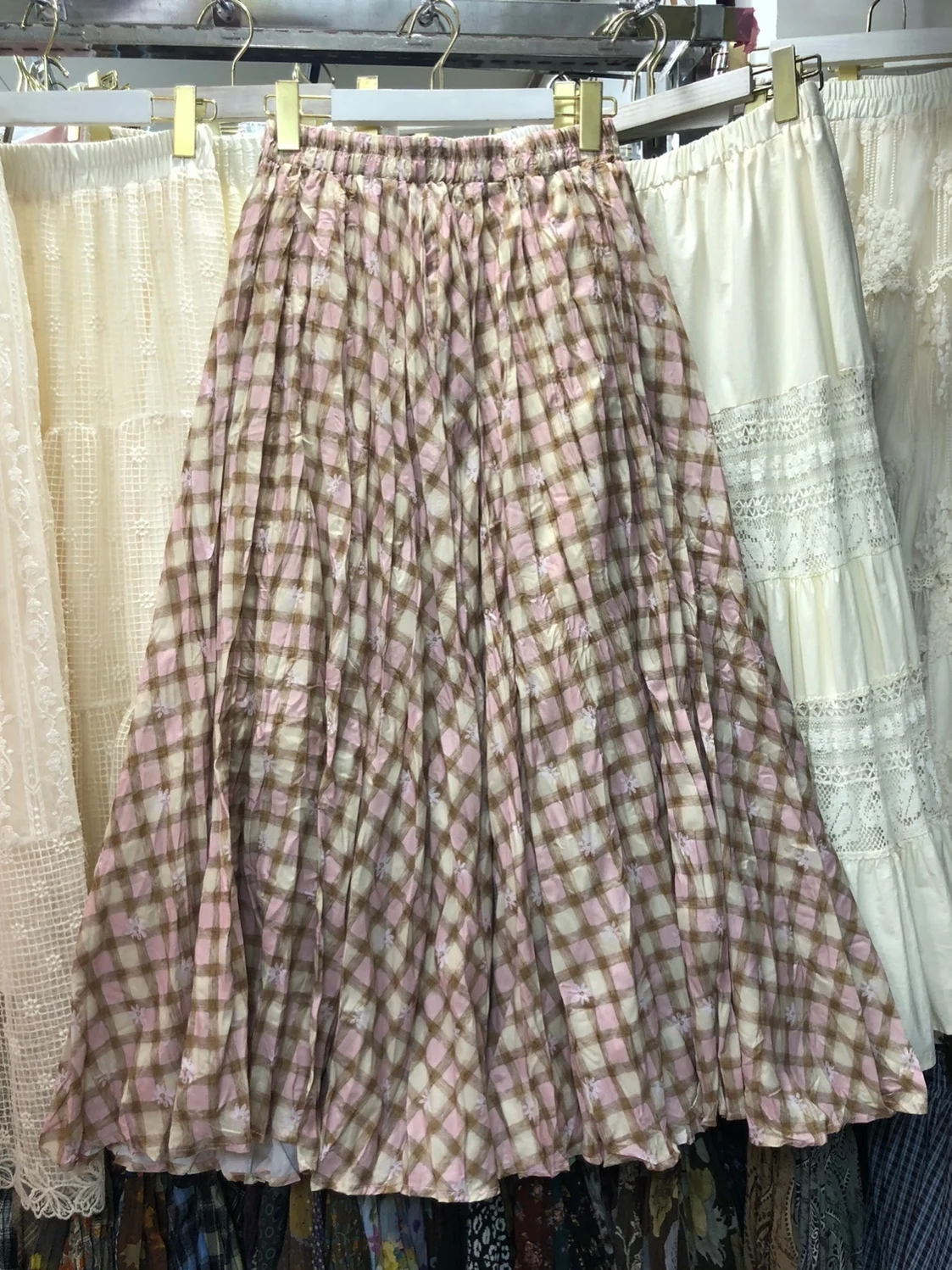 

Весна 2026: Юбка миди А-силуэта с цветочным принтом, широким подолом, высокой талией, плиссированная, в корейском стиле, омолаживающая, с цветовыми блоками, в клетку, средней длины.