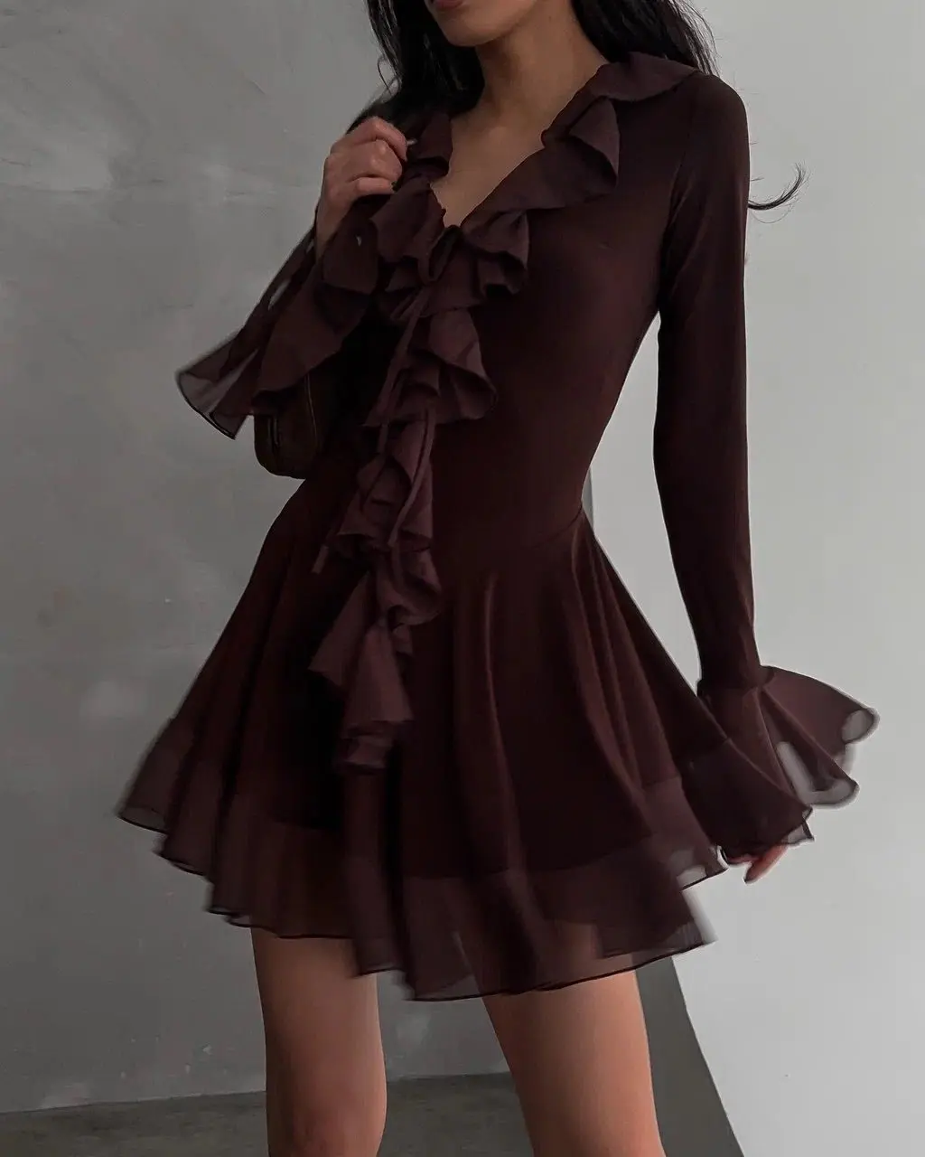 Damska brązowa lekka sukienka mini z szyfonu, dekolt w serek, falbanka z przodu, długie rozkloszowane rękawy, dopasowany krój A-line, sukienka na randkę/imprezę.