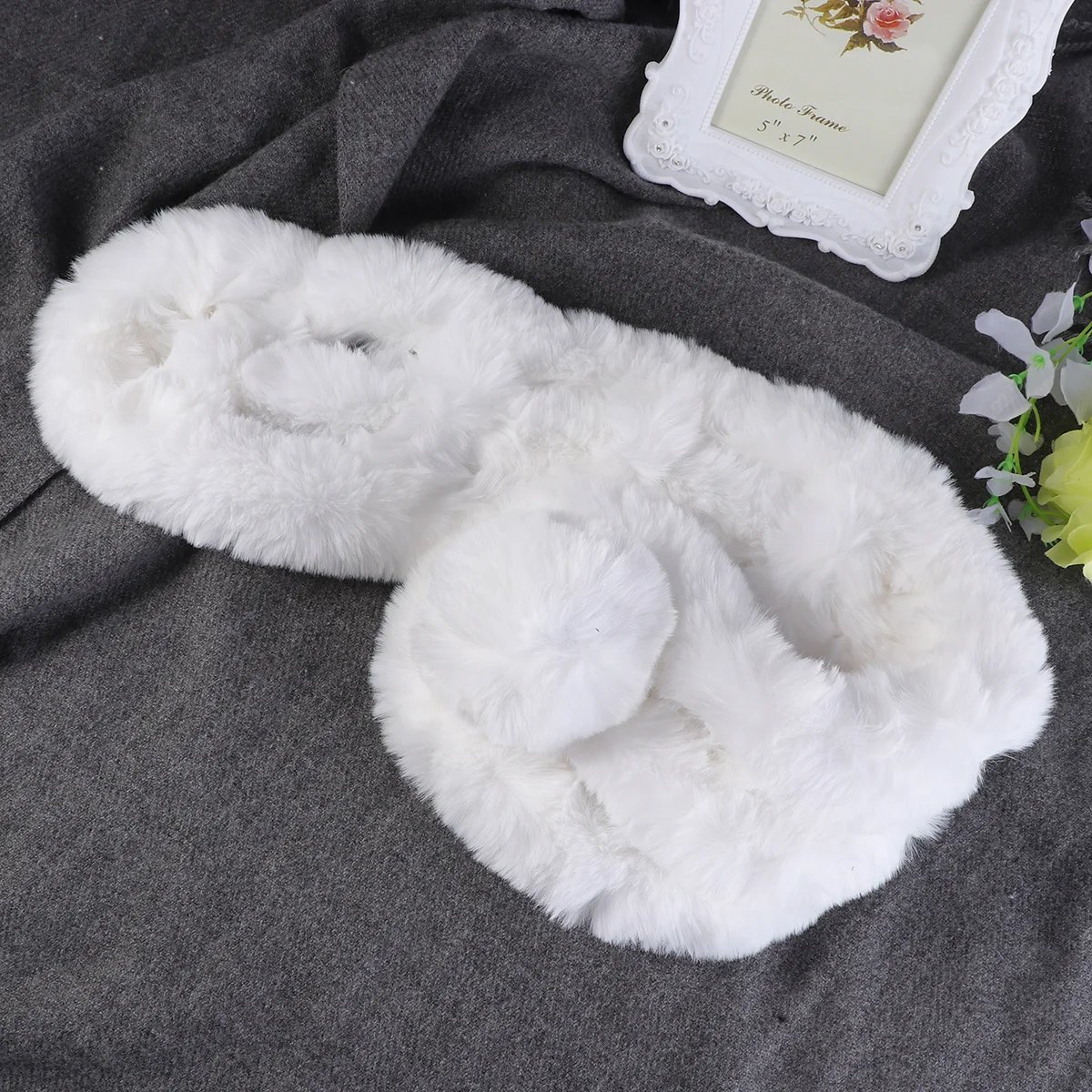 وشاح شتوي أنيق للحفاظ على الدفء على شعر أرنب صناعي أبيض أنيق وخفيف الوزن للنساء وشاح شتوي