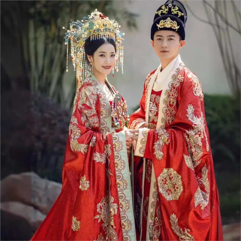 

Традиционное китайское свадебное платье династии Хань представляет собой elaborately изготовленную корону Феникса и красную накидку.