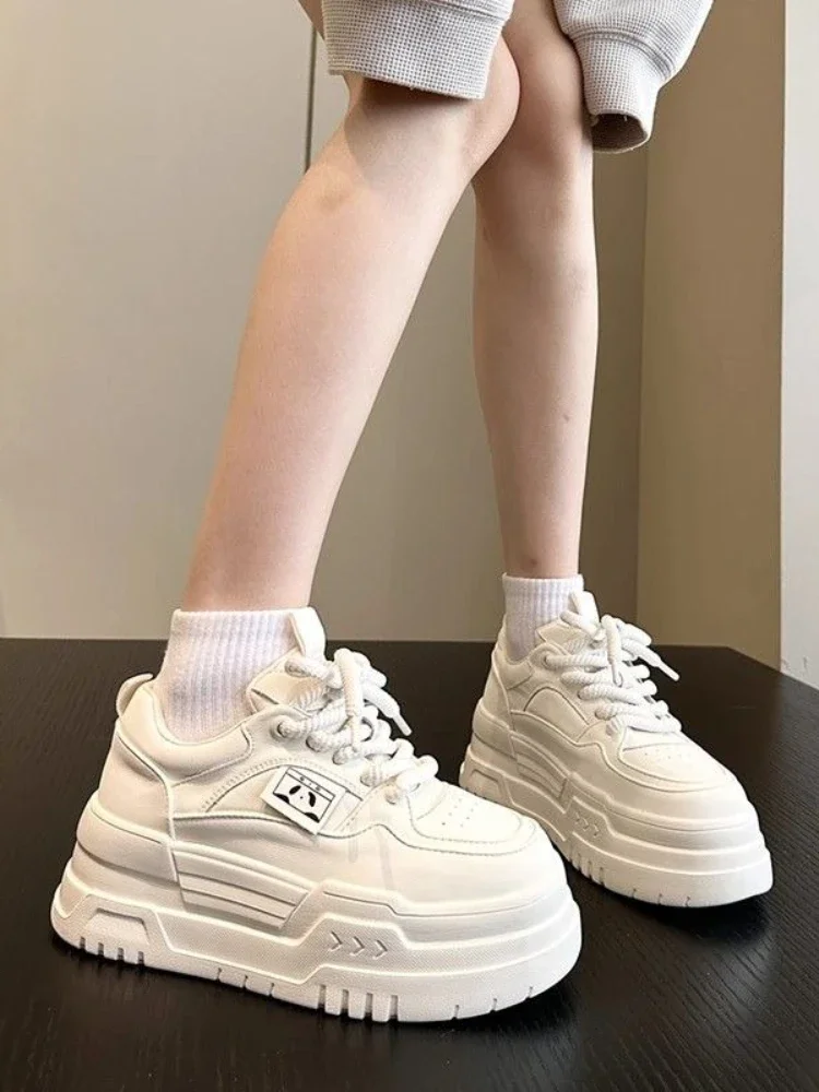 2025 جديد صغيرتي المرأة أحذية رياضية مسطحة 8 سنتيمتر الارتفاع الداخلي الباندا تصميم سليم الأبيض حذاء كاجوال للطلاب #2