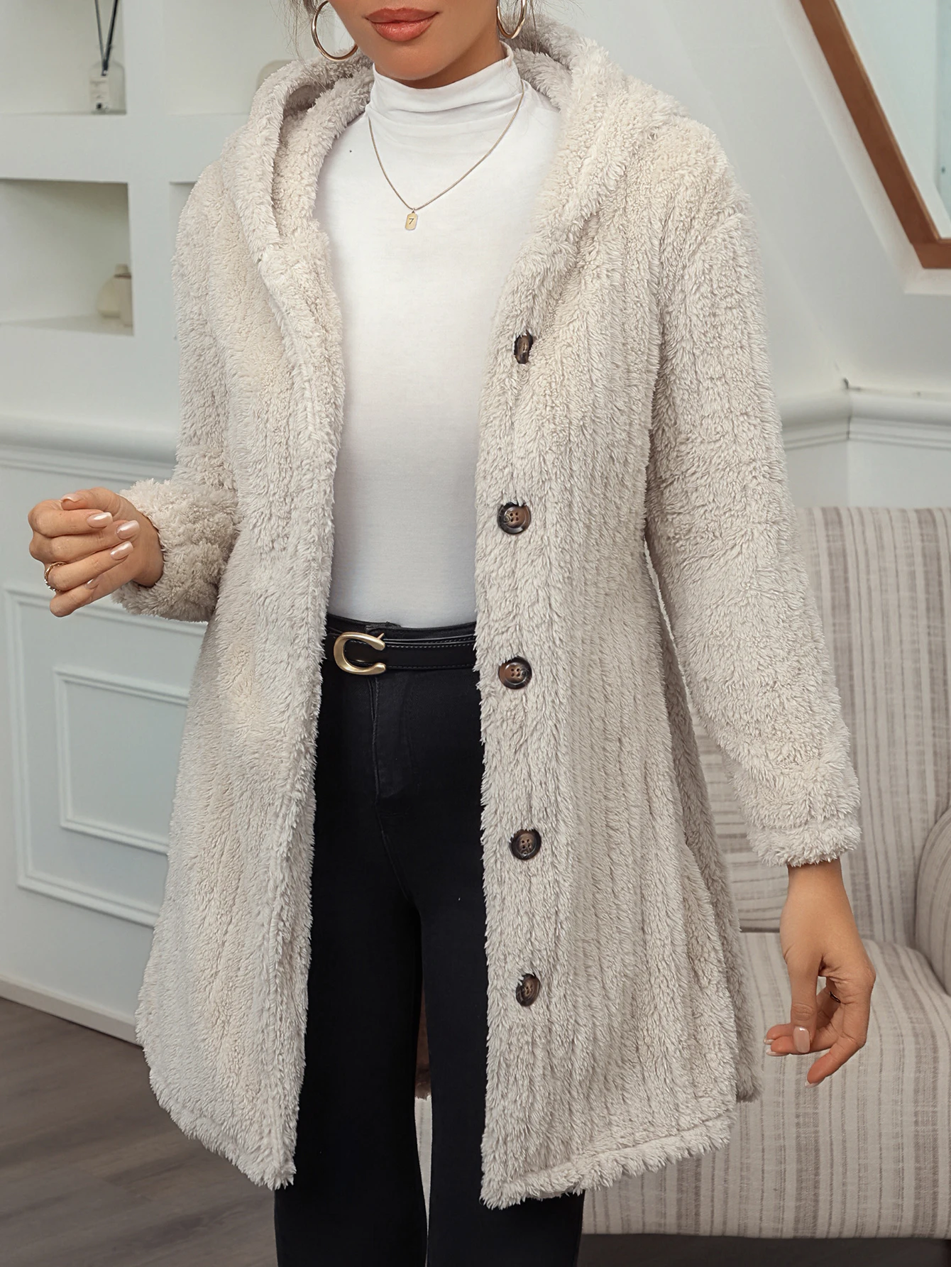 Eine neue strukturierte, mit Knöpfen verzierte, langärmlige, flauschige Kapuzenjacke aus Jacquard für Damen im Herbst und Winter