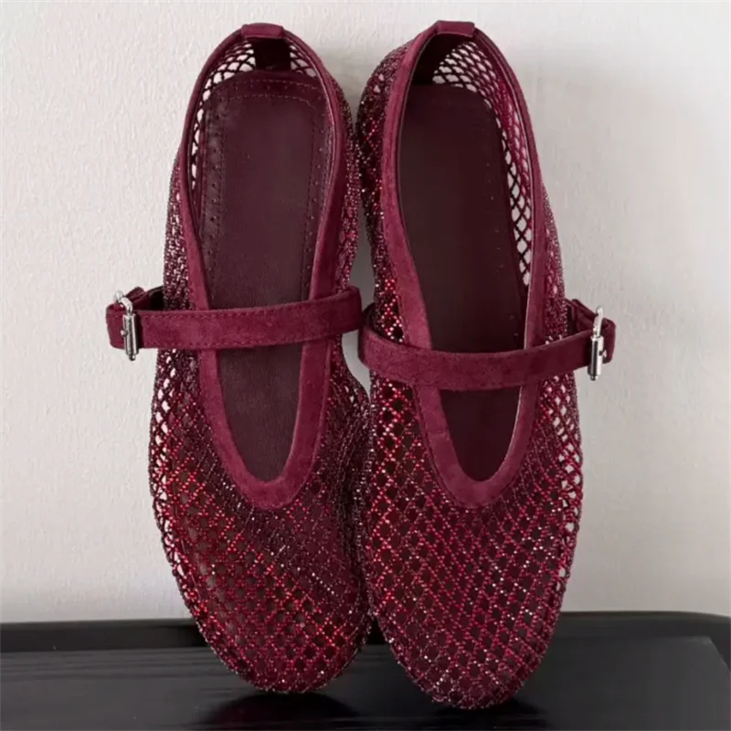 le-nuove-ballerine-presentano-un-tomaio-a-rete-con-decorazioni-discrete-e-dettagli-in-pelle-scamosciata-rivestimento-in-pelle-e-tessuto-suola-in-gomma