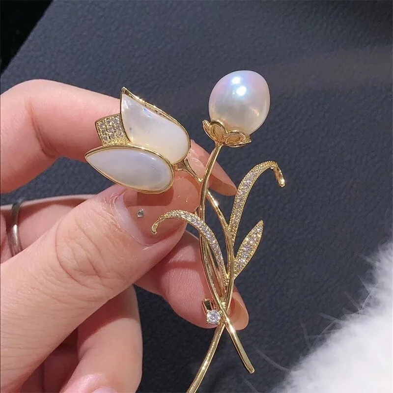 New Copper Micro-encrusted Zirconia Corsage Natural Shell Tulip Simple Temperament Brooch Anti-glow Buckle Clothing Accessories