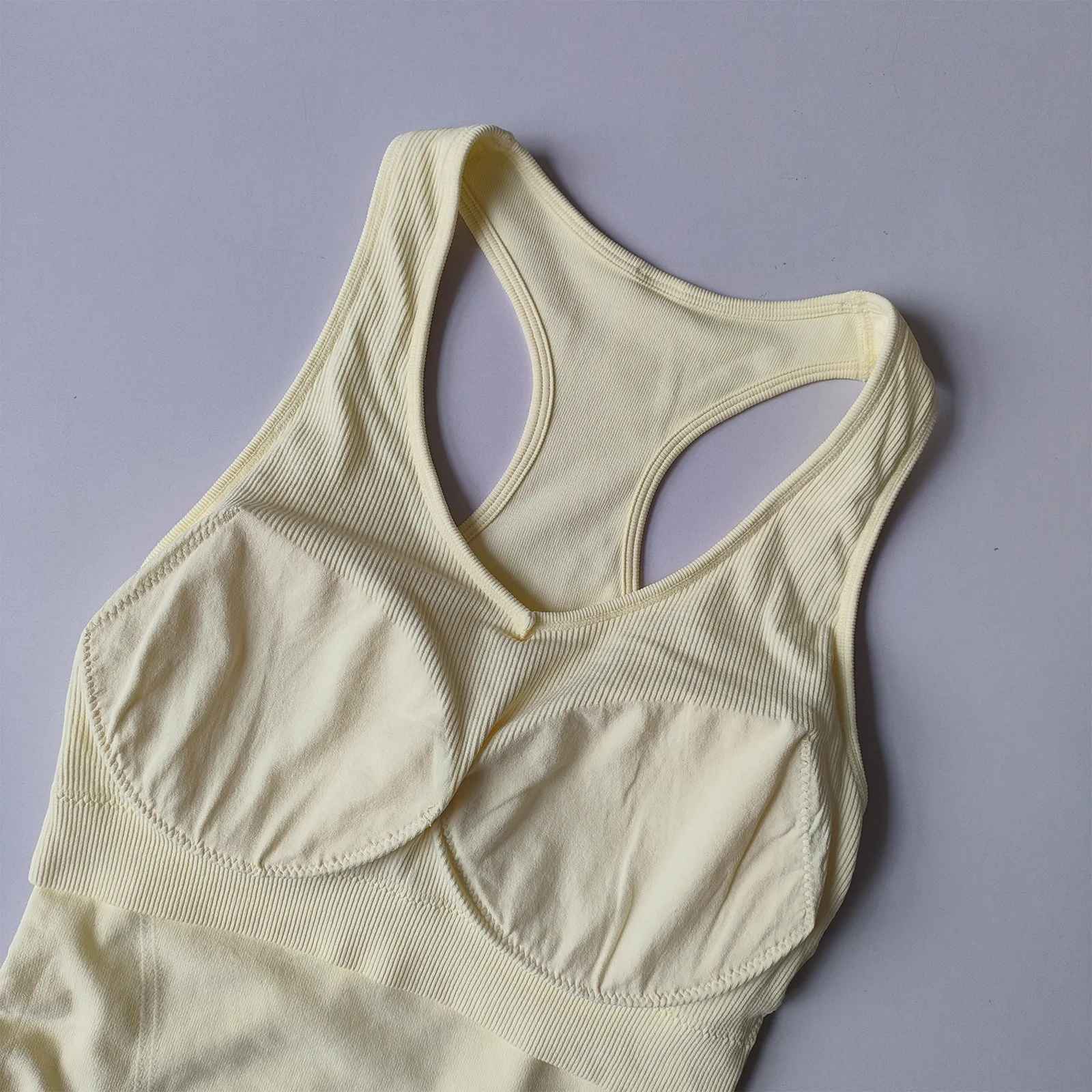 Damen Racer-Back Yoga-Top mit Brustpolster, schnelltrocknend, elastisch, ärmellos, Sporttop für Lauftraining und Fitnesskleidung – Detail 12