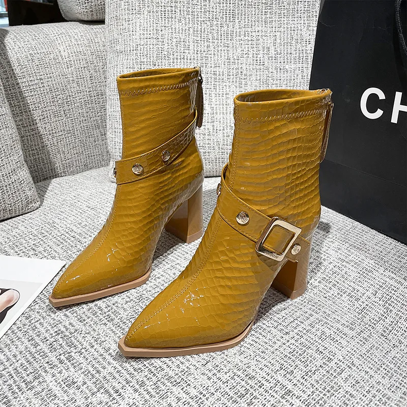 

Черные лакированные ботильоны на высоком каблуке с перфорацией, женские, весенние, с заклепками и квадратными пуговицами, короткие, с острым носком